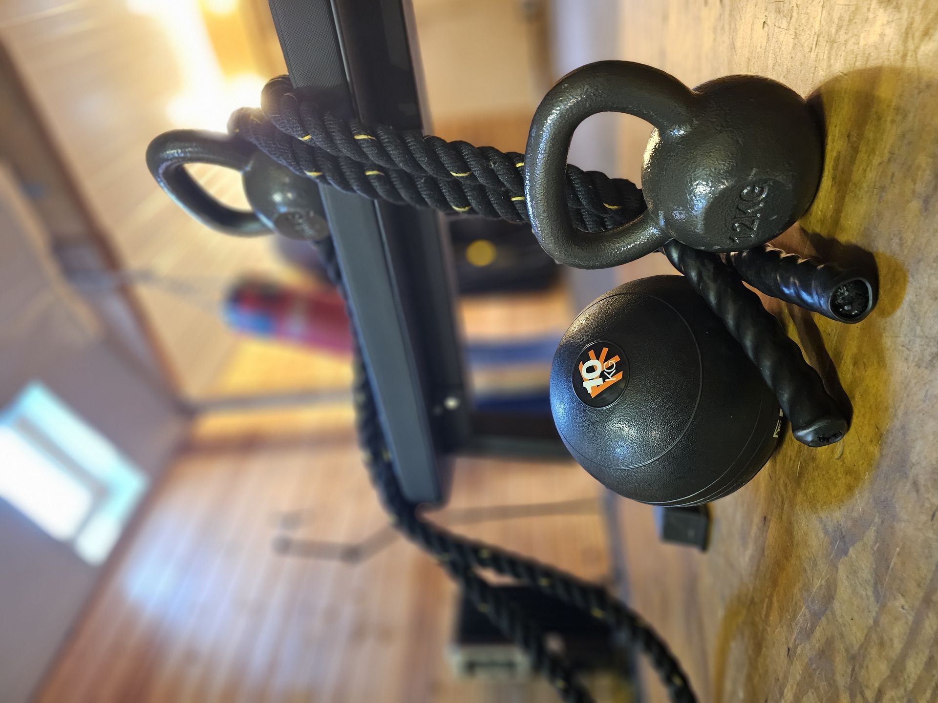 Kettlebells, slam ball and battle rope in the Optimal studio